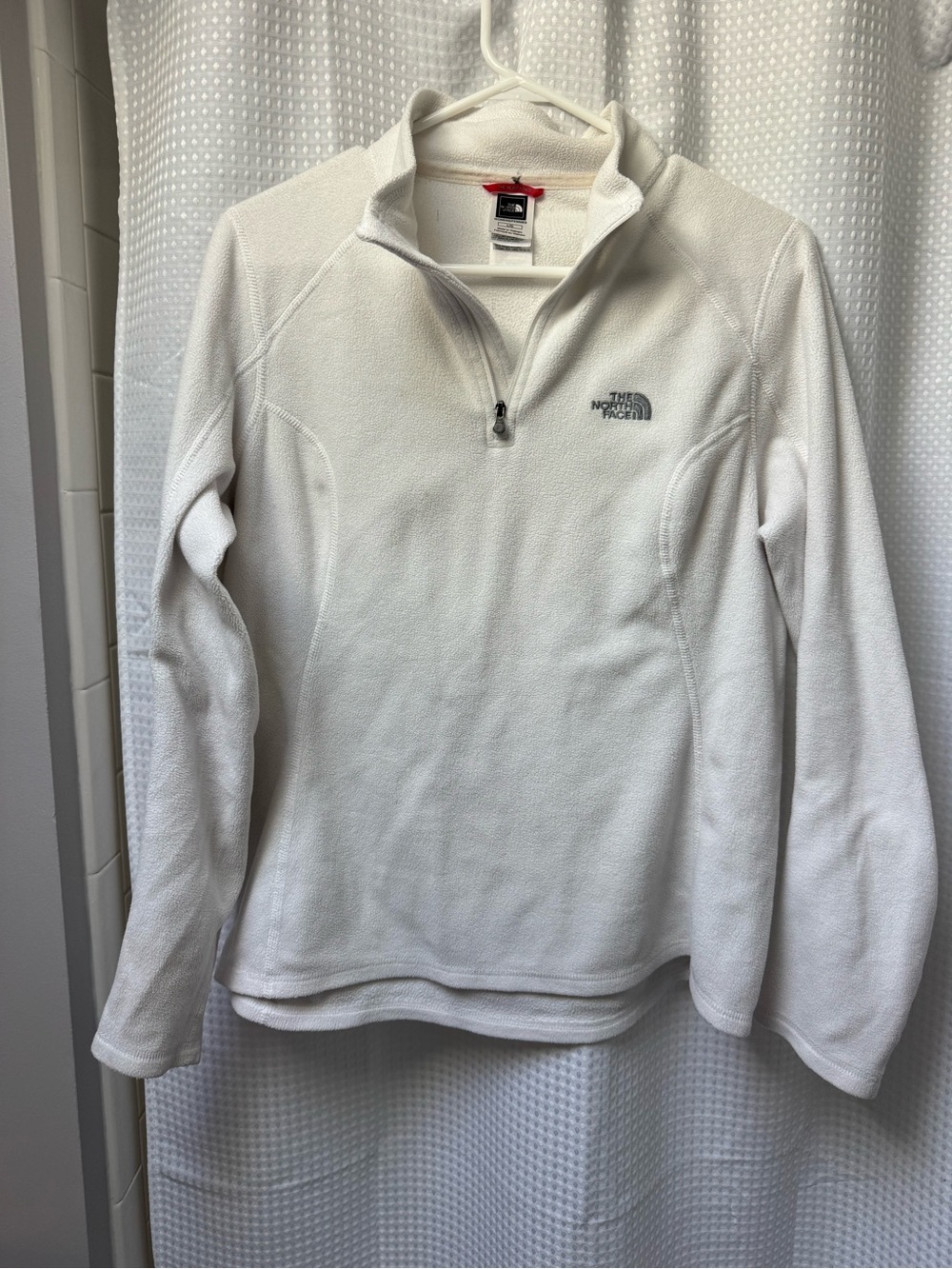 The North Face White Womens Fleece Pullover 3/4 Zip style. Women’s L